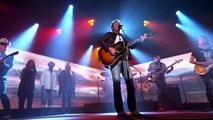 Kiefer Sutherland Performs 