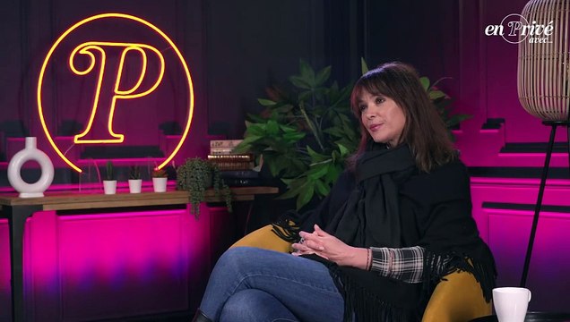 Sandrine Quétier se livre sur les critiques qu'elle peut recevoir en rapport à sa reconversion, d'animatrice télé à chanteuse, dans En Privé avec , pour Purepeople.com .