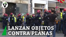 Lanzamiento de objetos contra Planas y cargas policiales en la protesta de agricultores en Vitoria