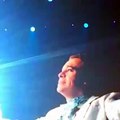 Marc Anthony llora por muerte de Juan Gabriel en concierto