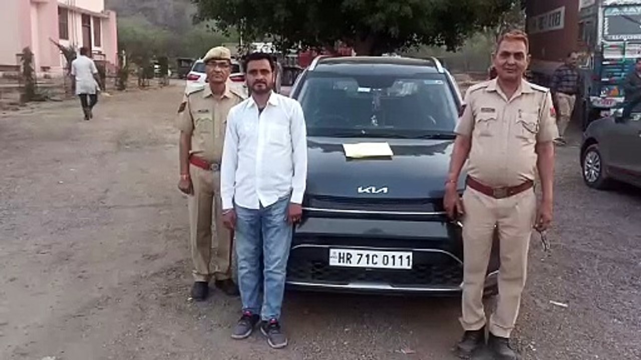 Rs 3 lakh 6500 and car seized during blockade and intensive checking on Delhi-Mumbai Expressway