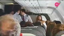 #VIRAL - Modelo intenta abrir la puerta de un avión tras sufrir crisis nerviosa
