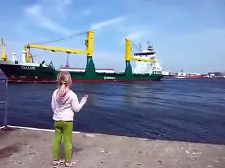 #VIRAL - Niña pide que se toque la corneta del barco y obtiene respuesta