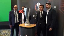 Bülent Korkmaz, Ümit Davala ve Hasan Şaş, UEFA Kupası'yla buluştu.