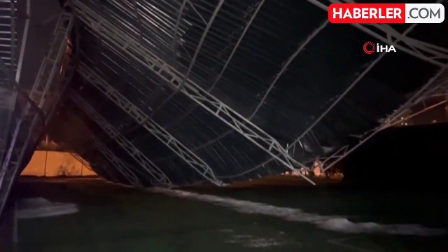 Kozan'da şiddetli yağış hasara yol açtı, halı sahanın çatısı çöktü