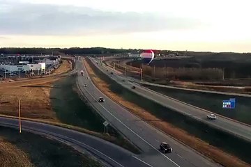 Ce pilote de ballon dirigeable n'a pas vu la ligne haute tension