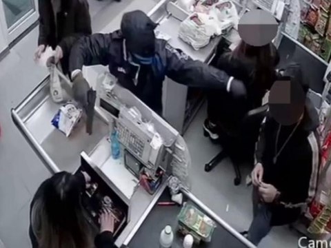 La cassiera ha la pistola puntata alla testa. Finanziere fuori servizio sventa la rapina al supermercato