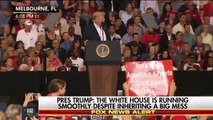 Donald Trump invita a un simpatizante a subir con él al escenario durante mitin en Florida