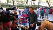 Conan comiendo tacos con Jorge Ramos en Mexico
