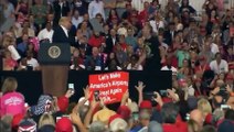 Trump invita a simpatizante a subir con el al escenario durante mitin en Melbourne, Florida