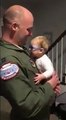 El momento en el que un bebé ve a su padre por primera vez con sus lentes