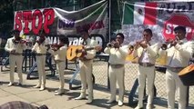 Mariachi toca himno de EEUU frente la embajada en Ciudad de México