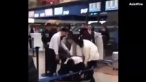 #VIDEO - Turistas chinos borrachos golpean a empleados de aerolínea
