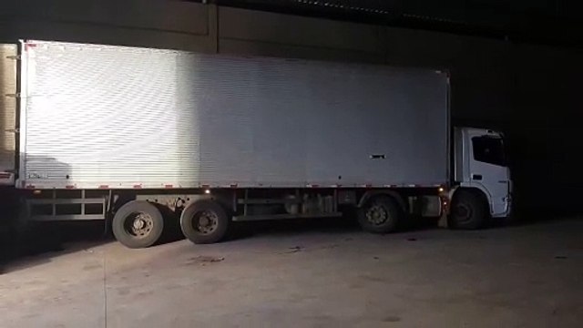 Polícia apreende 500 caixas de cigarros em barracão no Parque São Paulo