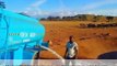 Hombre traslada agua todos los dias para animales de África
