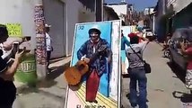 Oaxacaqueños disfrazados de los personajes de la lotería mexicana