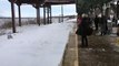 Tren provoca avalancha de nieve en estación de tren