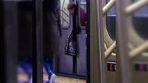 Una señora queda atrapada entre las puertas del metro