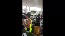 Empleado de Gasolinera enojado Golpea Brutalmente a Mujer