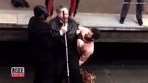 Personas salvana a hombre ciego de caer en vias de tren