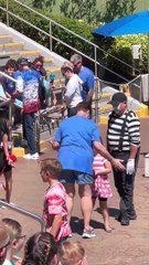 Friday vibes - Tom The Famous Seaworld Mime