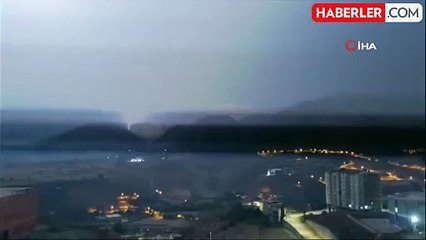 Batman'da gece boyunca peş peşe çakan şimşekler adeta geceyi gündüze çevirdi