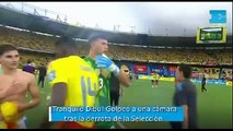 ¡Tranquilo Dibu! Golpeó a una cámara tras la derrota de la Selección