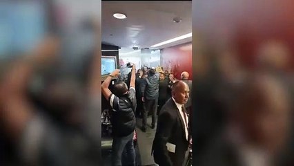 Manifestantes dan "portazo" en el Senado de la República donde se discute la reforma (Especial)