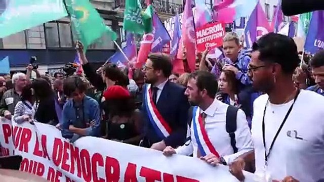 La izquierda francesa protesta en París contra la decisión de Macron por el nombramiento de Barnier