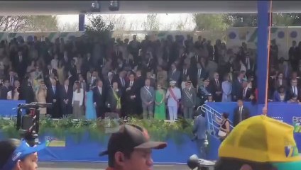 VÍDEO: Moraes causa 'mal-estar' ao ficar na linha de frente do desfile de 07 de Setembro