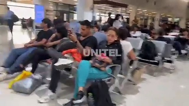 Espera de pasajeros en el aeropuerto de Viru Viru