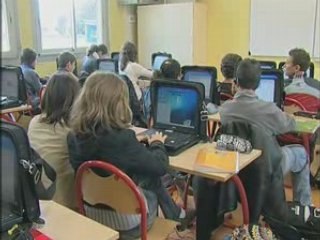 Anglais_'un collegien un ordinateur portable'