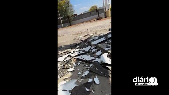 Parte do teto da rodoviária de Sousa desaba durante ventania, e trechos foram interditados