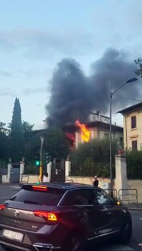 Incendio in viale Michelangelo, paura a Firenze (video Dai Colli Fiorentini)