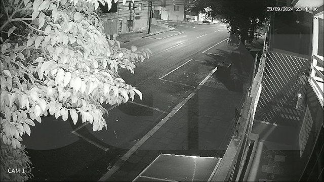 Sequência de furtos de portas de alumínio é flagrada por câmeras de segurança