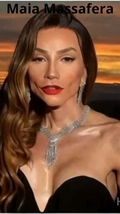 Rapaz cantando uma parodia da glaria gaynor