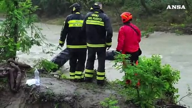 Travolto con il trattore dalla piena del torrente nel Torinese