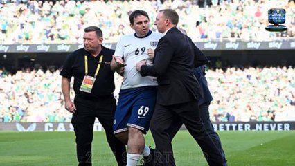 下载视频: England's pre-match line-up is GATECRASHED by a pitch invader in a replica kit in worrying security breach