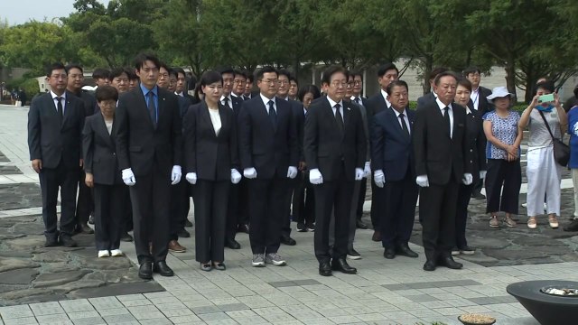 이재명, 노무현 전 대통령 묘역 참배... 함께 사는 세상 / YTN
