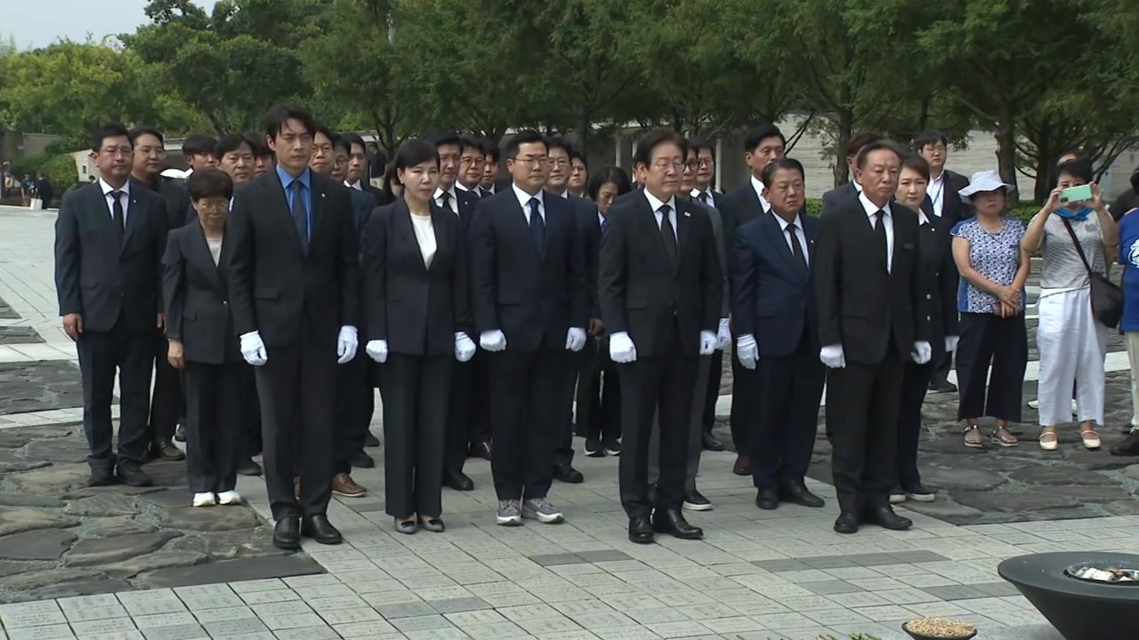 이재명, 노무현 전 대통령 묘역 참배..."함께 사는 세상" / YTN
