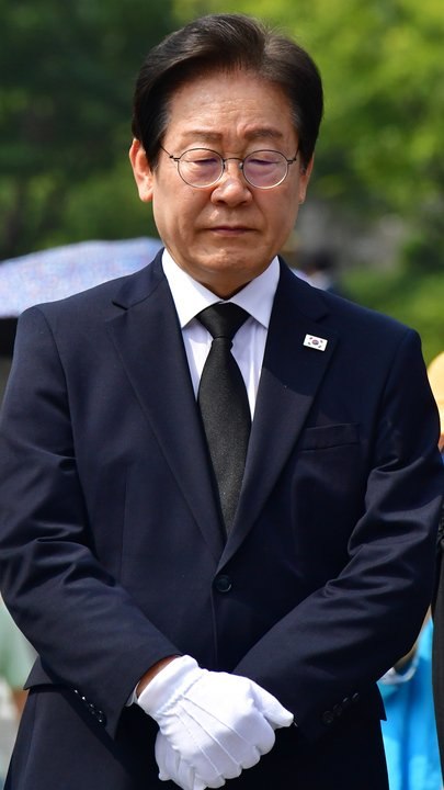 이재명, 노 전 대통령 묘역 참배 "함께사는 세상"…오후 문 전 대통령 예방