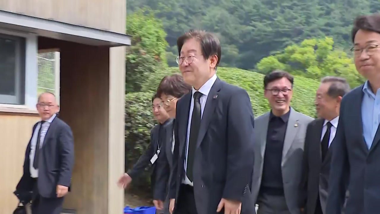 이재명, 권양숙 여사 예방..."당이 중심 잡고 잘하겠다" / YTN