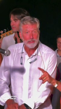 Emilio Aragón sorprende a su hijo Nacho y Bea Gimeno en su boda con una actuación muy especial