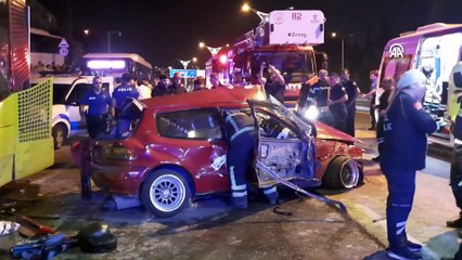 Belediye otobüslerine çarpan otomobildeki 1 kişi öldü, 3 kişi yaralandı