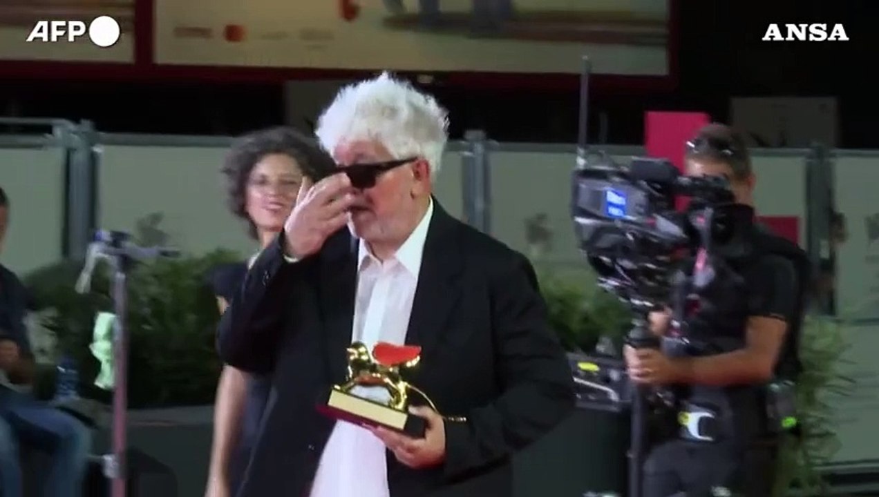 Mostra di Venezia, Leone d'oro alla "Stanza accanto" di Pedro Almodovar