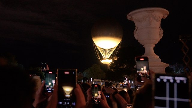Vasque olympique : la foule entonne la marseillaise lors du dernier envol de la flamme