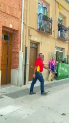 Una vaquilla se cuela en el Bar Bigotes de Cantalapiedra durante un encierro