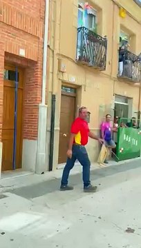 Una vaquilla se cuela en el Bar Bigotes de Cantalapiedra durante un encierro