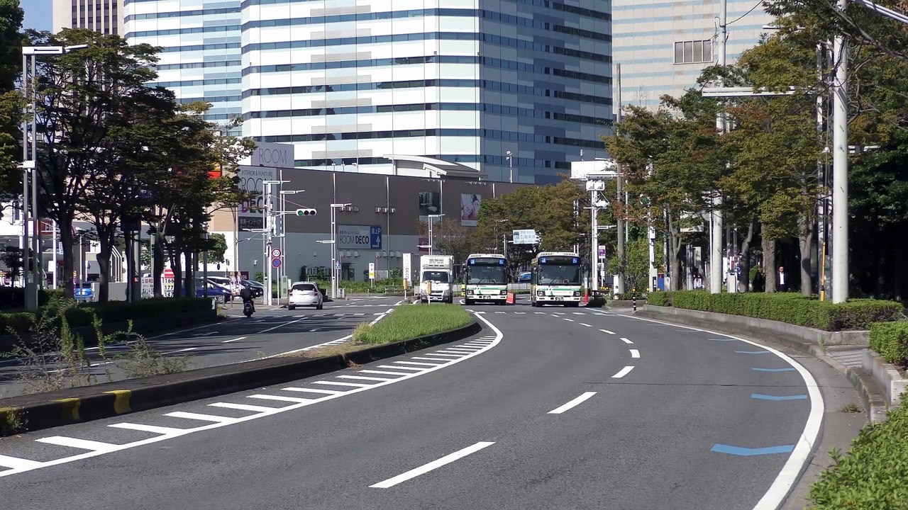 幕張新都心を並走する平和交通バス