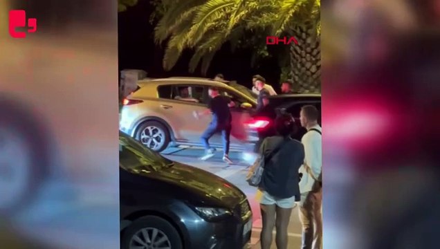 Kadıköy'de aracın önünü kesip içindekileri darbettiler